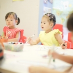 Filles travaillant ensemble à la Maternelle Hong Kong